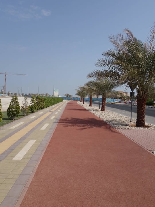 Jogging-Pfand vor Hotel DoubleTree by Hilton Resort & Spa Marjan Island