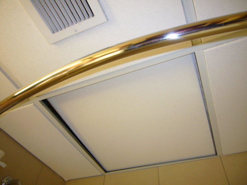 Lose Deckenplatten über Dusche Hotel Wyndham Garden Newark Airport