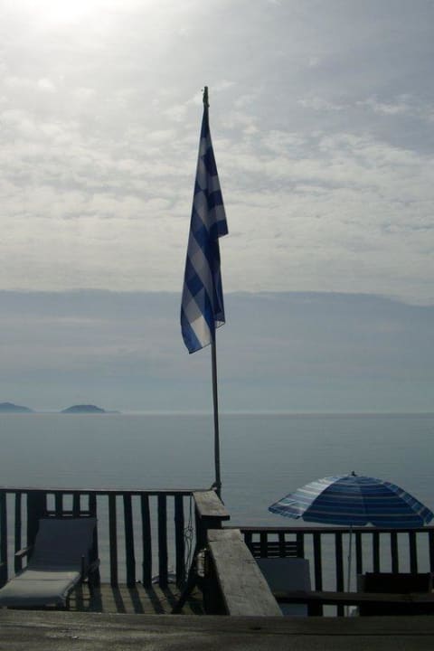 Blick vom oberen Sonnendeck Porto Koukla Beach