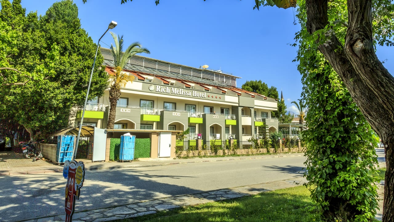 Außenansicht Rich Melissa Hotel