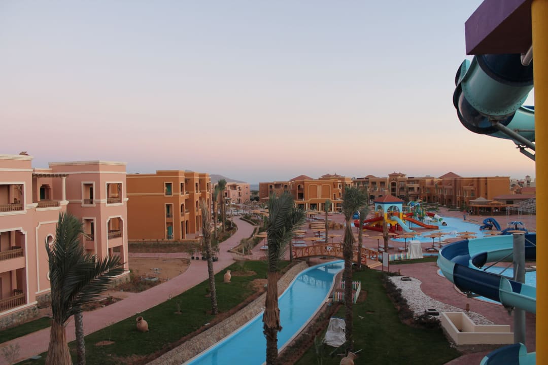 Vom Rutschenturm Richtung Rezeption Charmillion Club Aqua Park