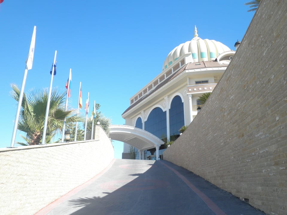 Einfahrt zum Hotel Kirman Belazur Resort & Spa