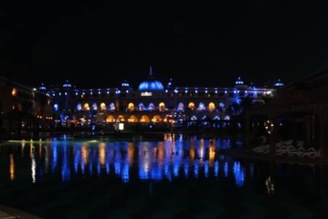 Beleuchtetes Hotel in der Nacht Sentido Mamlouk Palace Resort