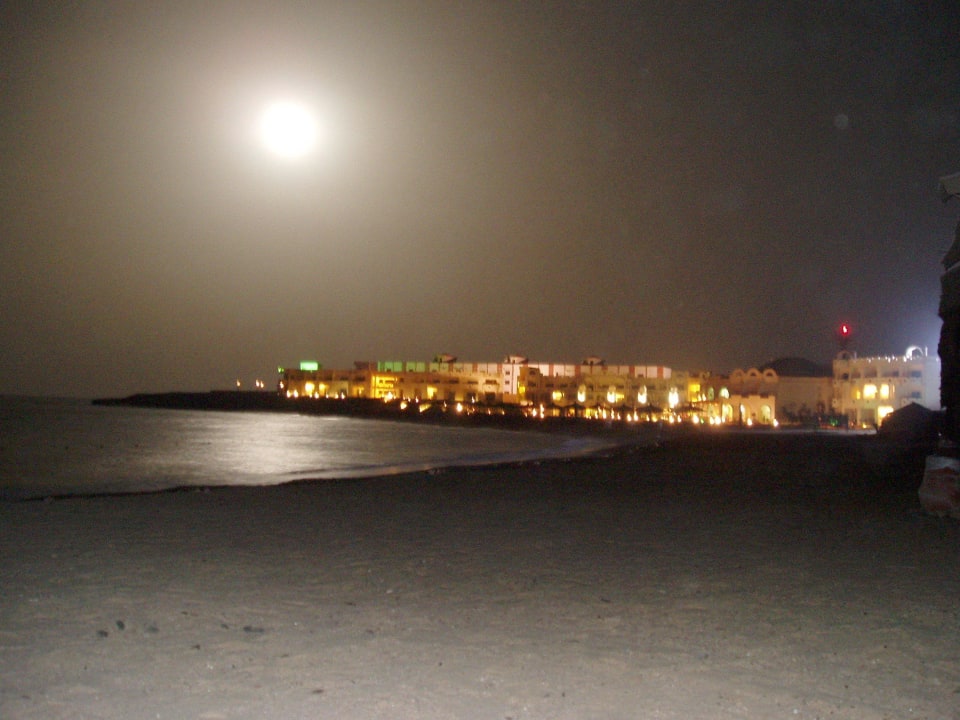 Abendlicher Strandspaziergang Coral Sun Beach