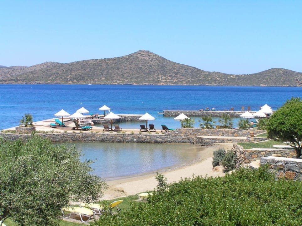 Blick vom Garten der Suite auf die Strandanlage Elounda Peninsula All Suite Hotel