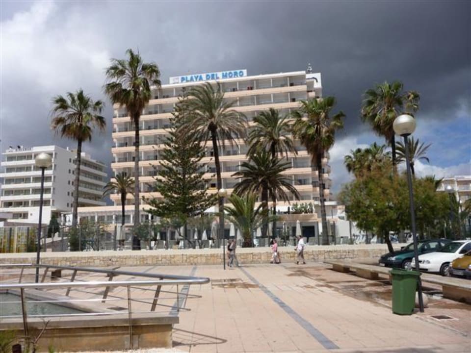 Blick vom Strand auf das Hotel CM Playa del Moro