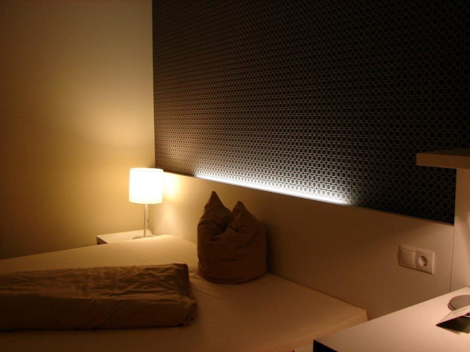 Bett mit indirekter Beleuchtung harry's home Dornbirn