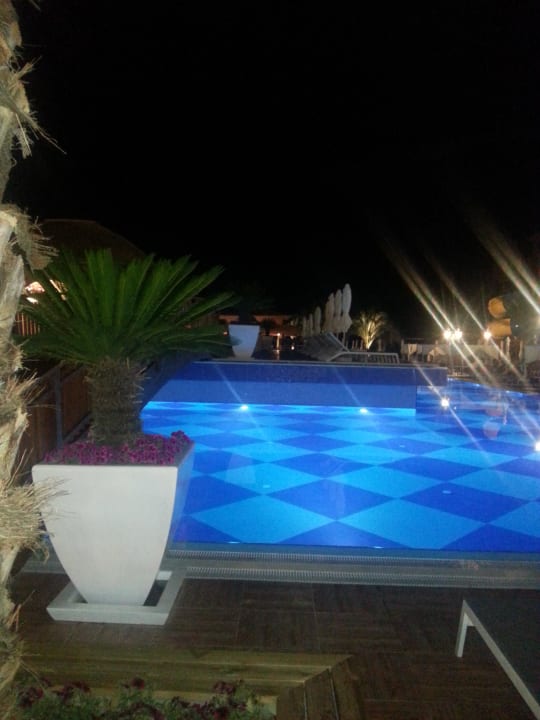 Ночью Quattro Beach Spa & Resort