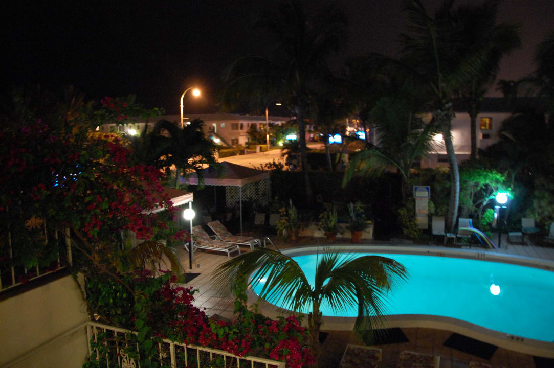 Blick von erster Etage in Richtung Strasse Hotel Shore Haven Resort Inn