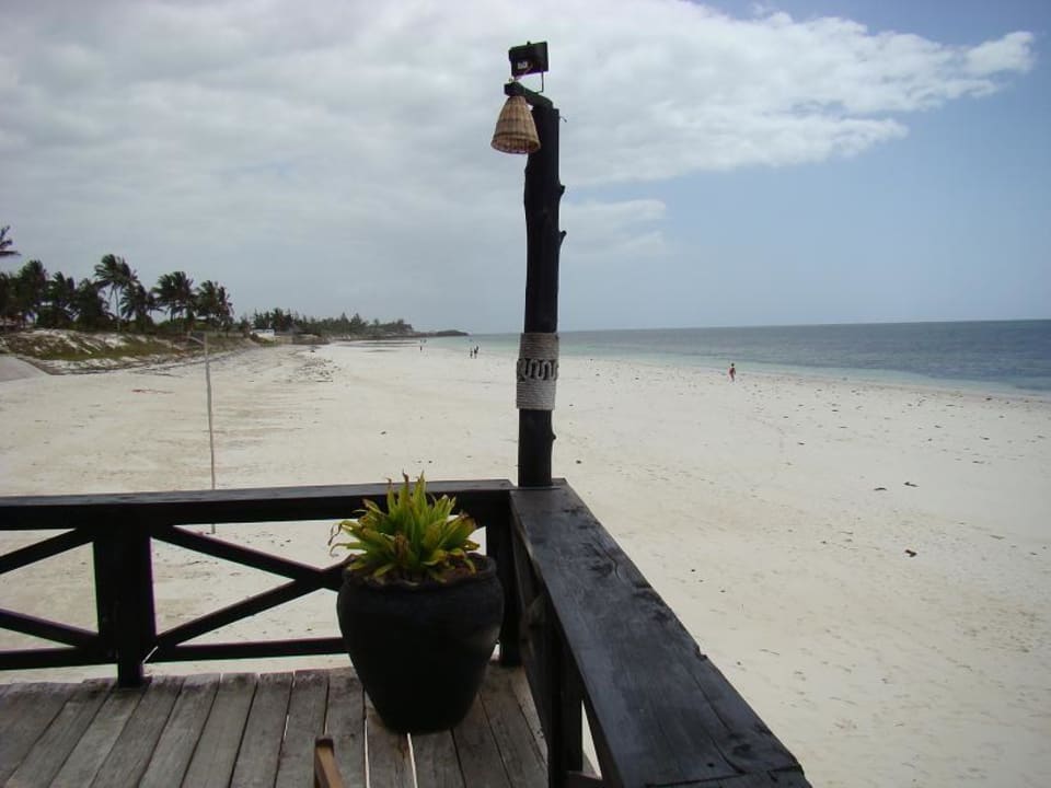 Widok z tarasu na plażę Kilifi Bay Beach Resort