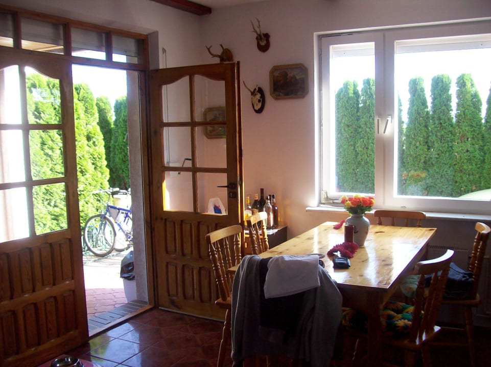 Eßtisch im Wohnbereich und Tür zur Terrasse Ferienhäuser Trzesacz PL7234.101.1