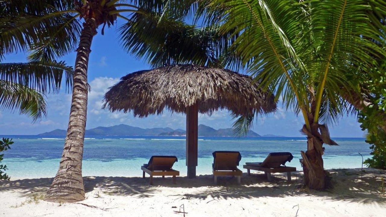 Blick vom Garten auf den Strand La Digue Island Lodge