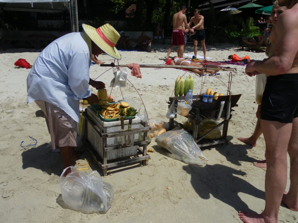 Obstverkäufer am Strand Hotel Baan Chaweng Beach Resort & Spa