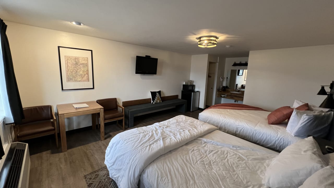 Zimmer Broken Spur Inn & Steakhouse