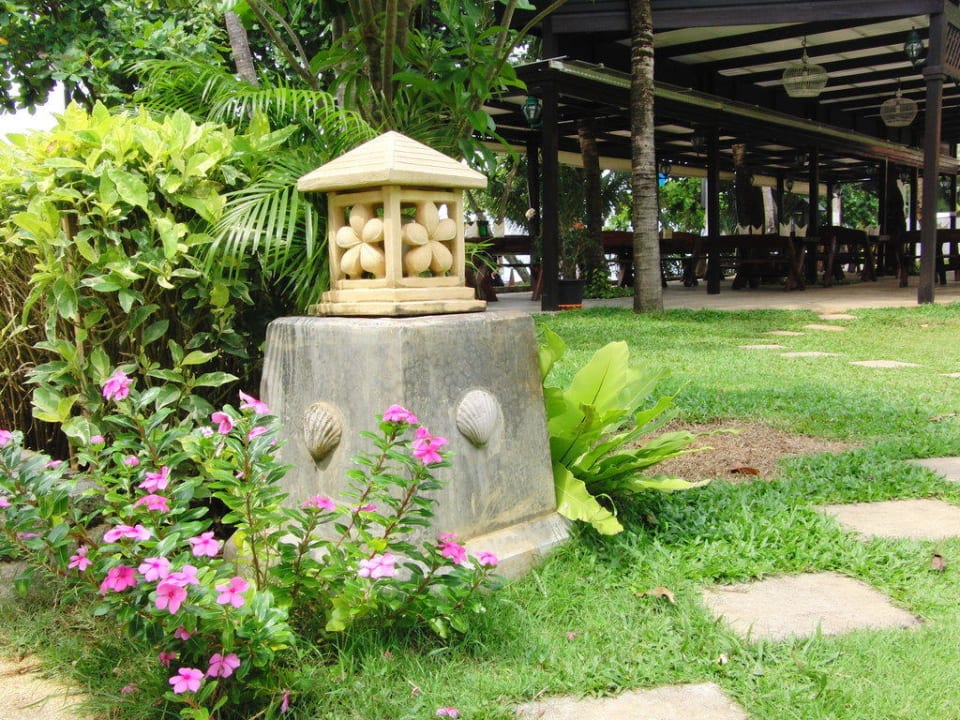 Nette Details im Hotelgarten Aonang Villa Resort