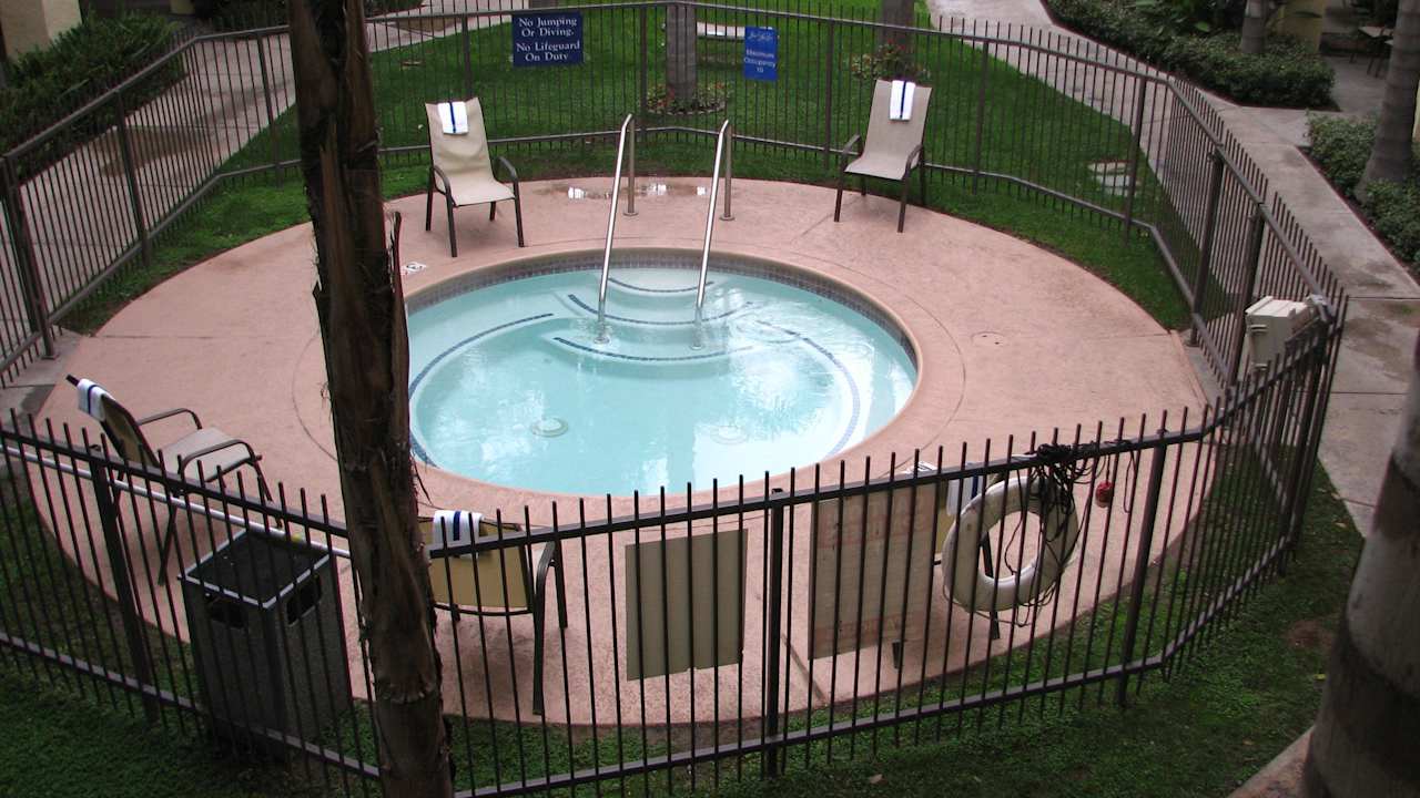 Pool Hotel d’Lins Ontario Airport