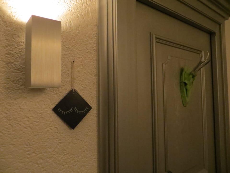 Zimmereingang mit "Bitte nicht stören" Tafel MONTAFON Lodge Hotel und SPA