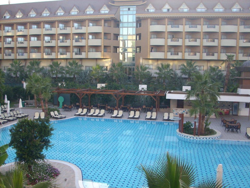 Blick vom Balkon zum Pool Port Side Resort Hotel