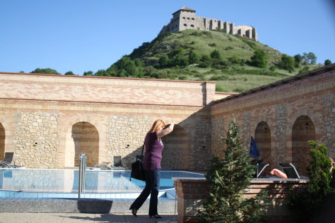Pool und Blick zur Burg Hotel Kapitany Wellness