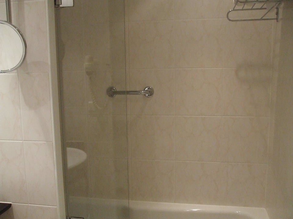 Badewanne mit hohem Einstieg und Duschabtrennung Vienna House by Wyndham Thüringer Hof Eisenach