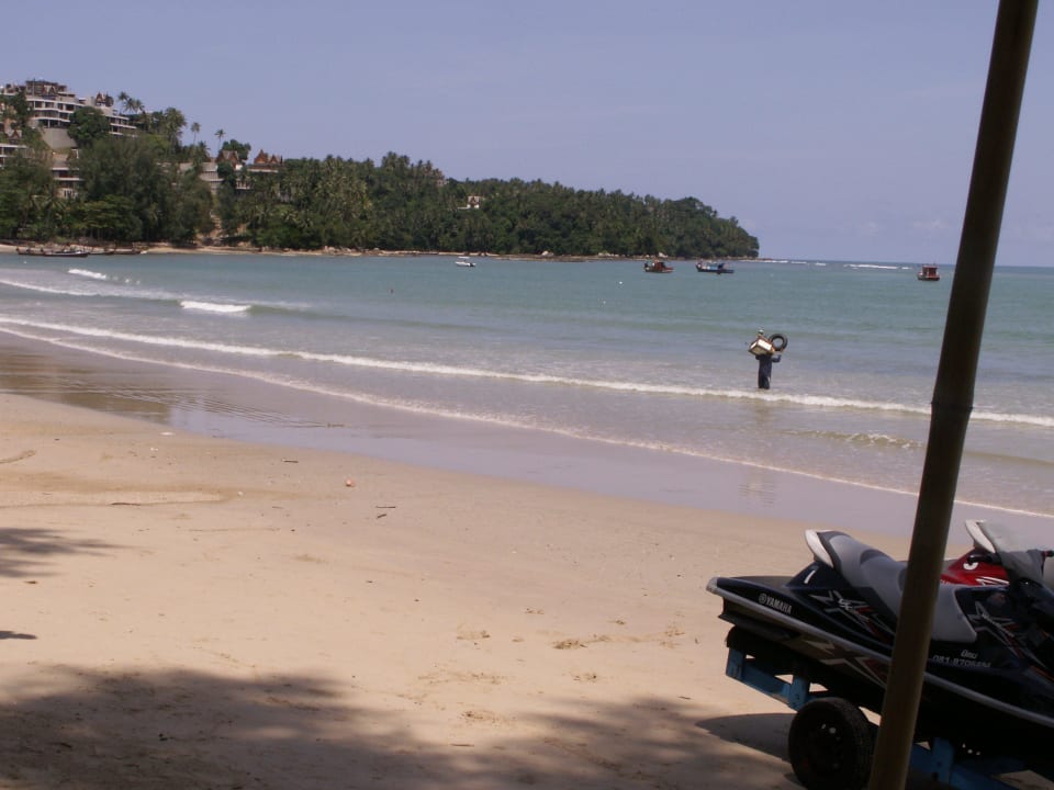 Sonniger Strand bei Ebbe in der Regenzeit Best Western Premier Bangtao Beach Resort & Spa