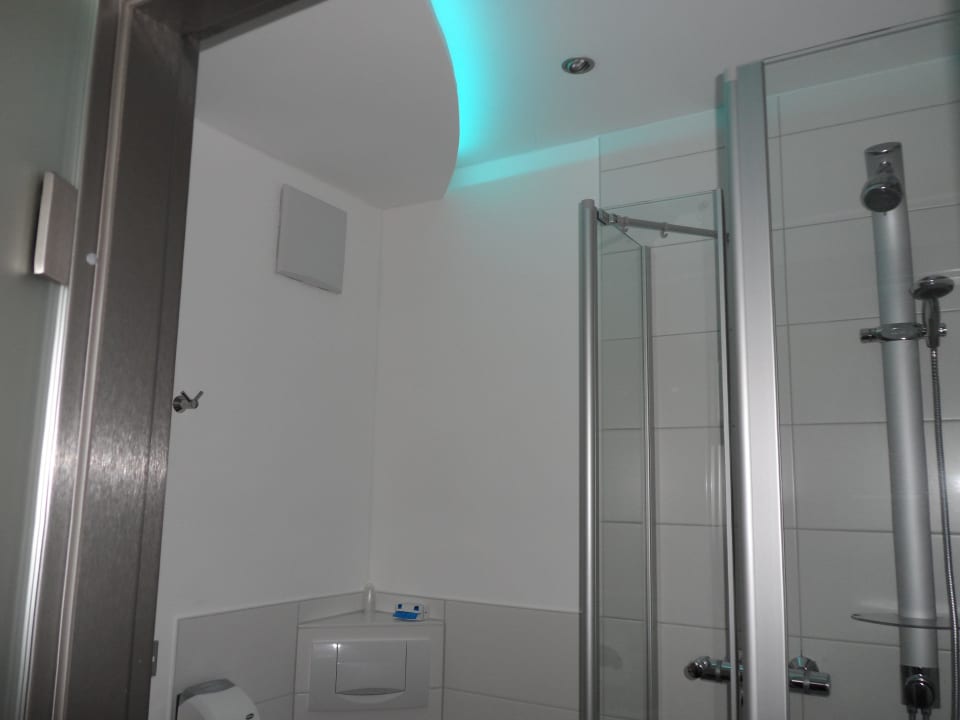 Indirekte und wechselnde Beleuchtung im Badezimmer Thula Wellnesshotel Bayerischer Wald