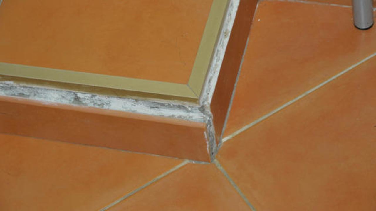 Schlecht verarbeitete Fliessen im Innenbereich Hotel Emeradue