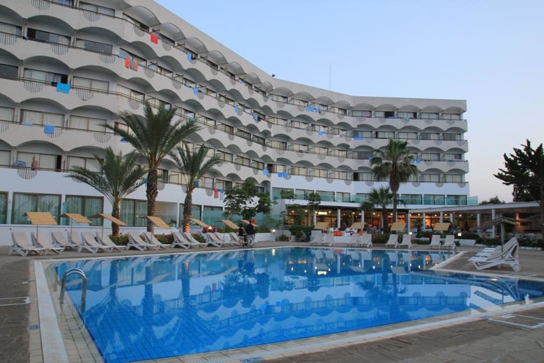 Außenansicht vom Meer her Crystal Springs Beach Hotel