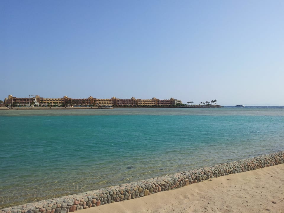 ..viel Farbenspiel das Wasser am Strand.. Arabia Azur Resort