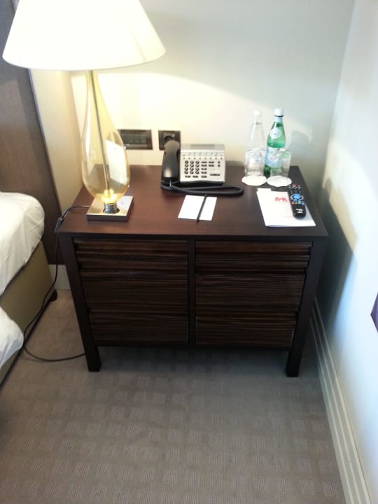 Beistelltisch am Bett  Rocco Forte The Charles Hotel
