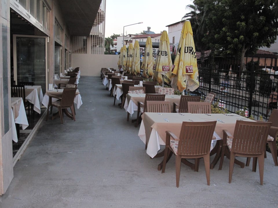 Kleine Aussenterrasse des Restaurants Nerton Hotel - Erwachsenenhotel ab 16 Jahren