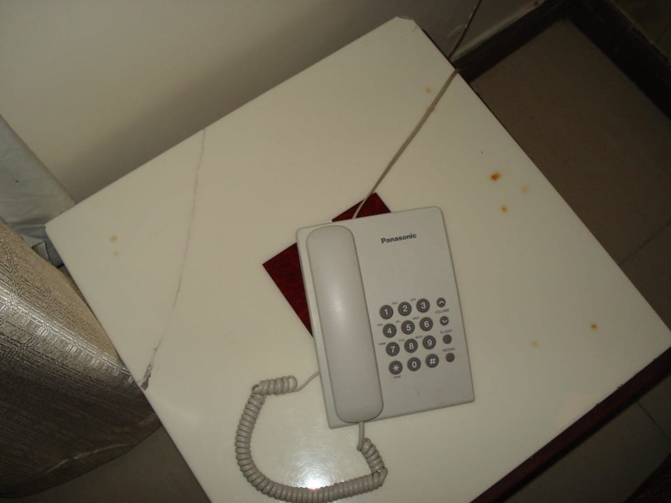 Kapuuter Tisch und dreckig Hotel Moon Valley Apartments