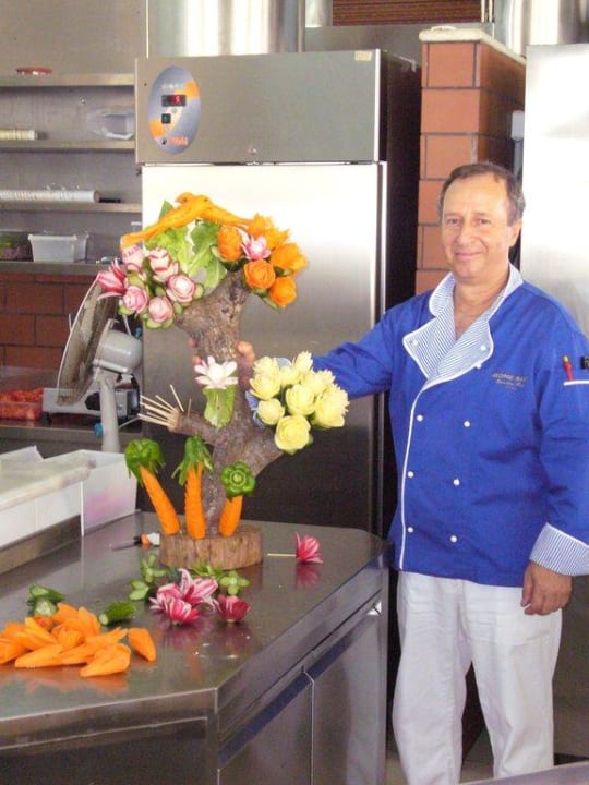 Chefkoch und sein werdendes Kunstwerk Hotel Kalithea Horizon Royal