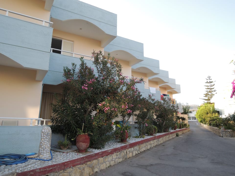 Křídlo hotelu, ulička vede k bazénu a moři Hotel Kathrin Beach