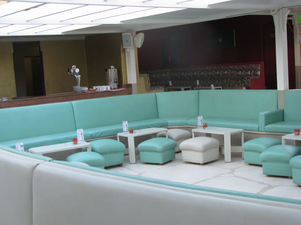 Theke & Sitzgruppen in der Peanuts Bar Three Corners Rihana Resort Deluxe