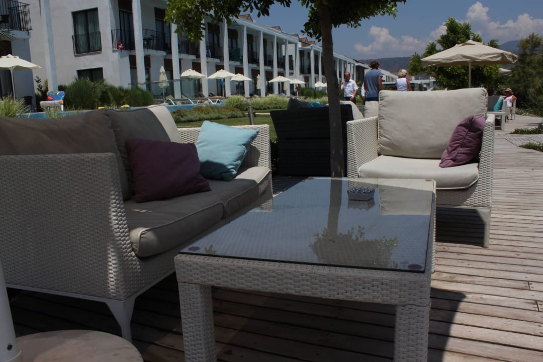 Eine der Lounges Jiva Beach Resort