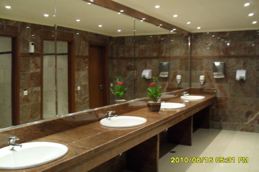 Łazienka przy basenie (tym przy drodze do plaży) Hotel Kalithea Mare Palace