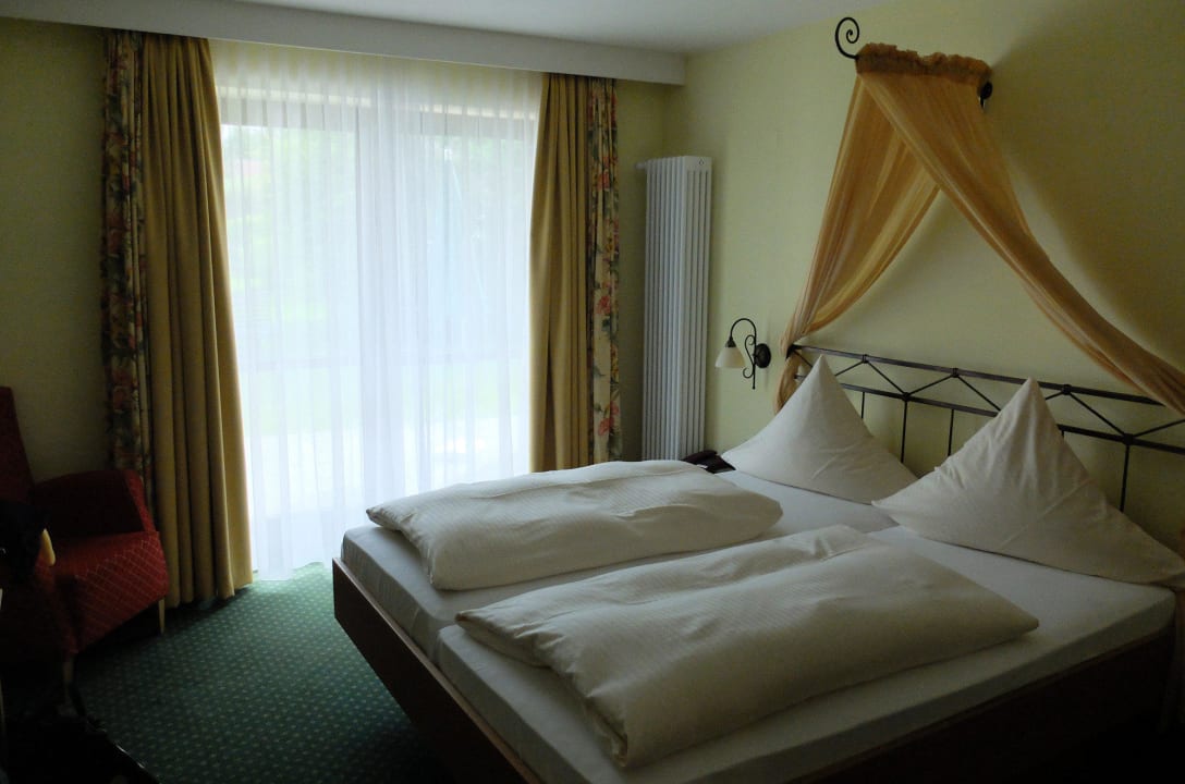 3 Bett Zimmer mit Tür zum Garten Allgäu Ferienhaus Strobel