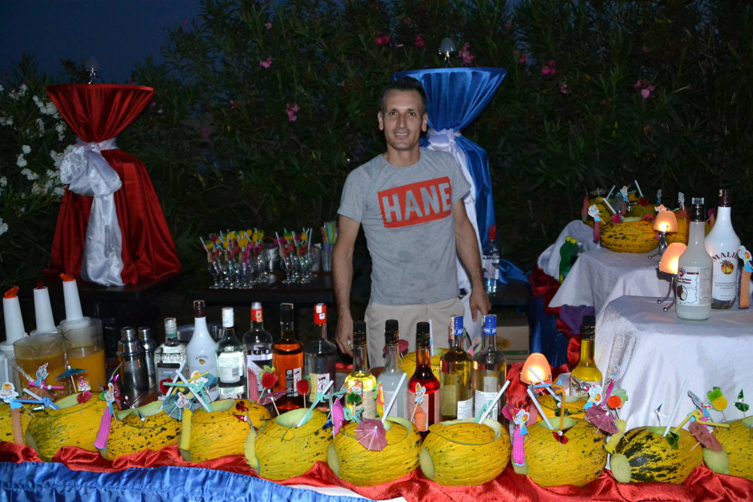 Cocktailbar bei der Strandparty. Ramasan macht es Hane Family Resort