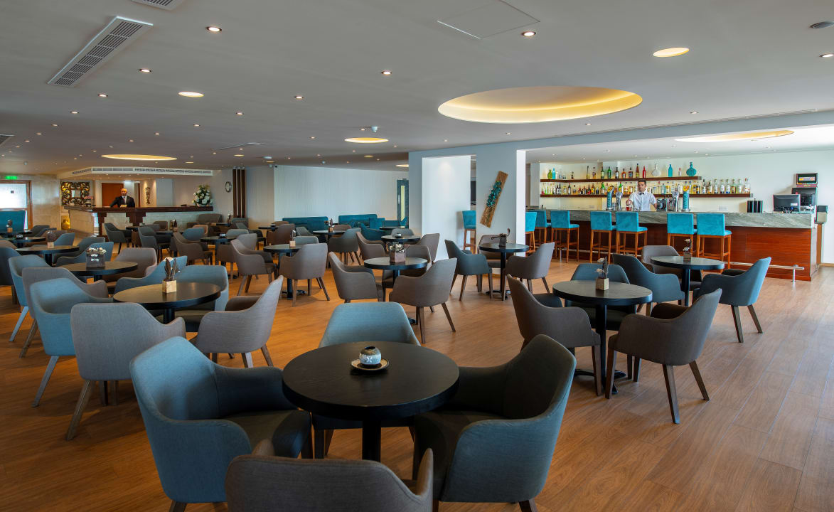 Lobby Queen's Bay Hotel