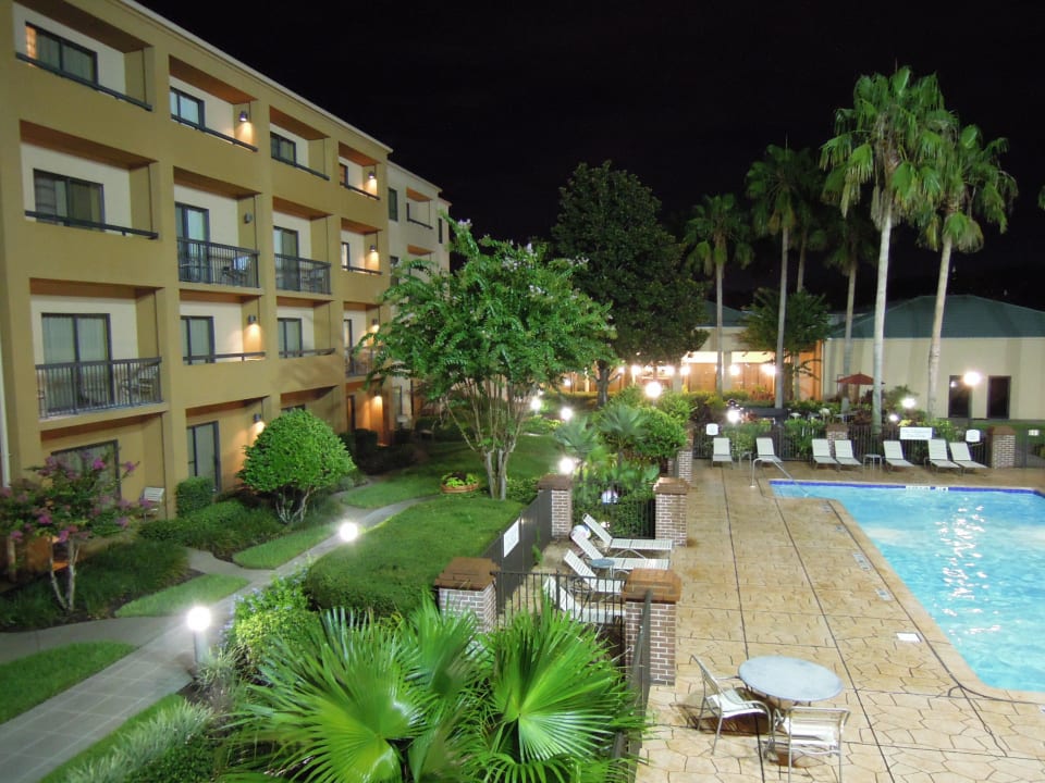 Widok na skrzydło hotelu i niewielki basen. Hotel Courtyard Orlando International Drive / Convention Center