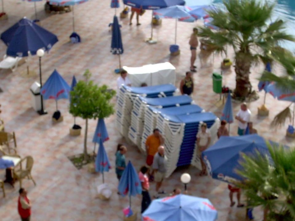 Orient Beach - warten am Pool allsun App.-Hotel Orient Beach