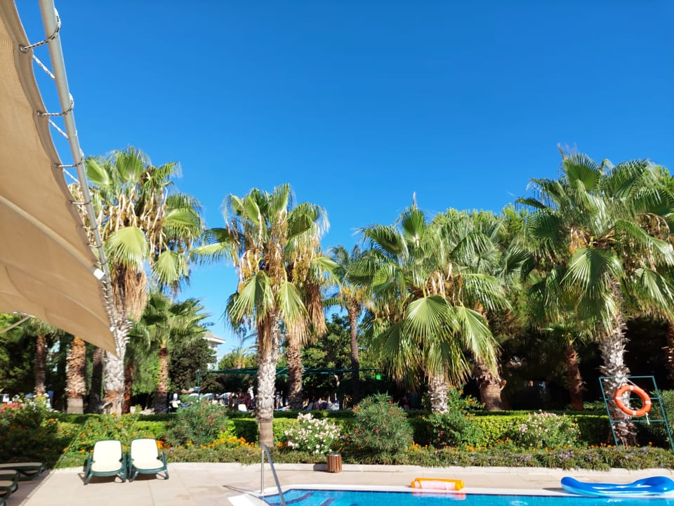 Pool Side Breeze Hotel