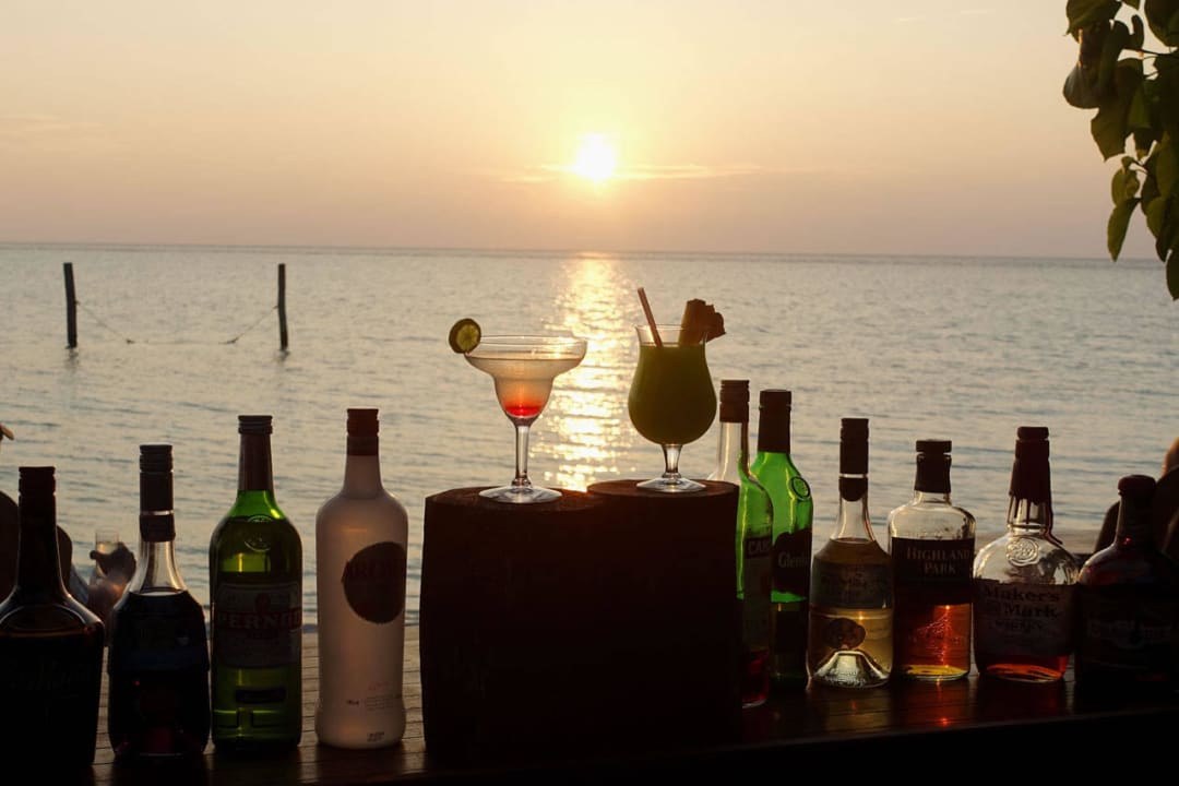 Happy Hour bei Sonnenuntergang Summer Island Maldives
