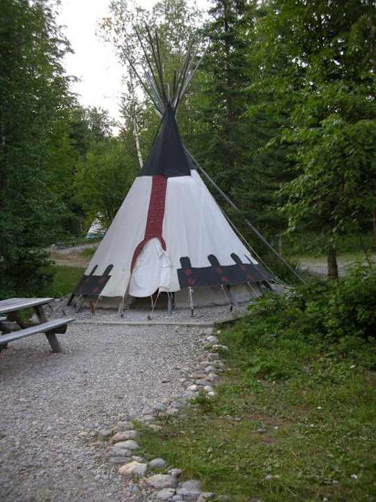 eins der Tipis, in denen man übernachten kann Goldenwoodlodge