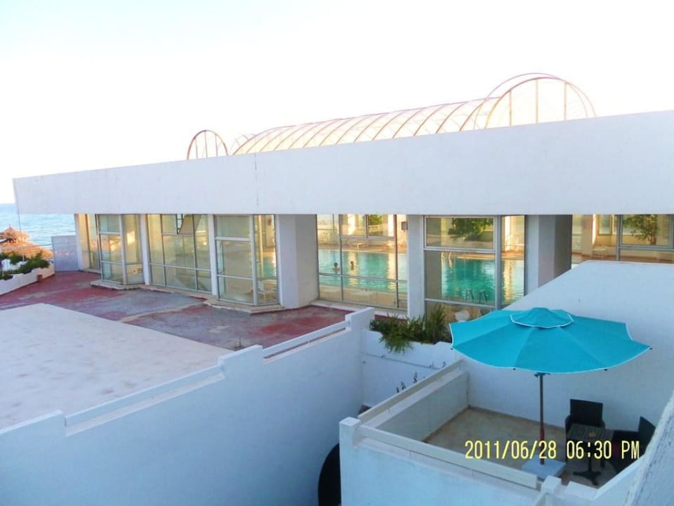 Blick aus Zimmer 3103 auf das Hallenbad The Orangers Beach Resort and Bungalows