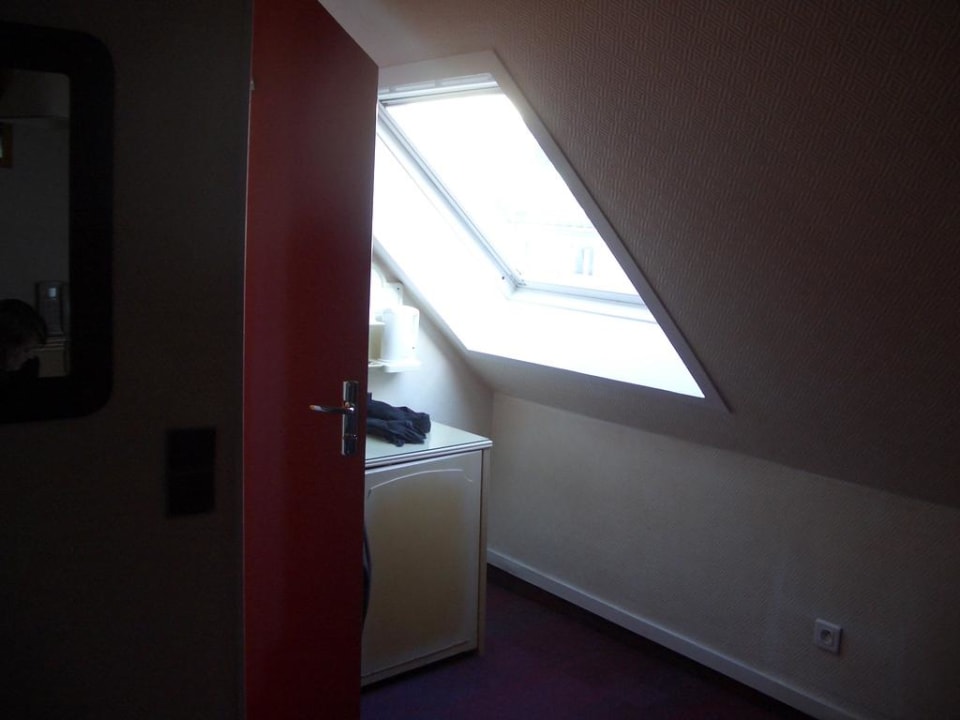 Zimmer mit Dachfenster Hotel ibis Styles Paris Cadet Lafayette