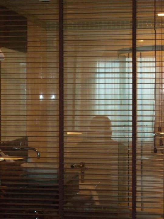 Blick durchs Fenster im Zimmer zum Bad Hotel Grand Pacific Sovereign Resort & Spa