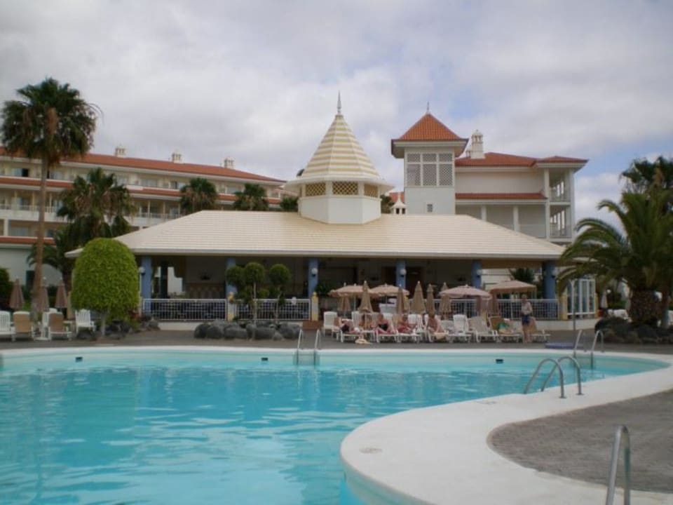 Una delle piscine,con il bar-ristorante relativo Hotel Riu Arecas - Adults only
