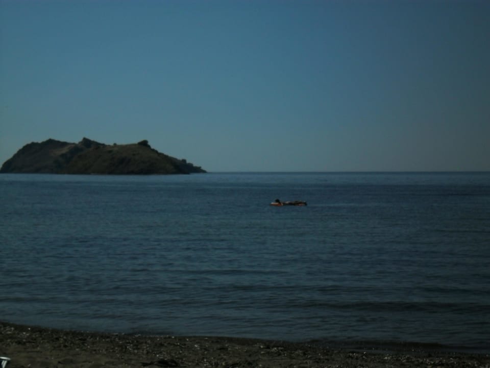 Blick vom Strand auf die vorgelagert Insel Hotel Alma Beach